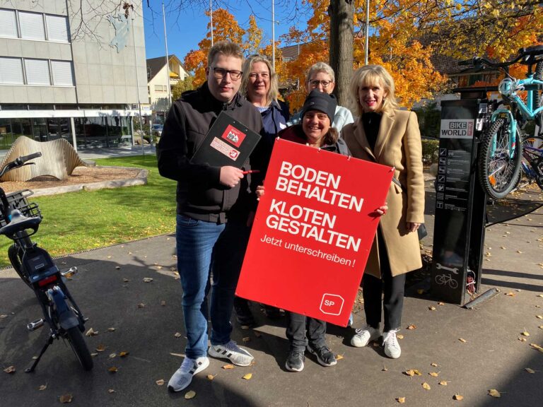 Mitglieder der SP Kloten sammeln Unterschriften für die Volksinitiative "Boden behalten - Kloten gestalten".